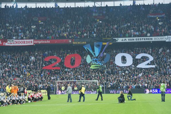 Feyenoord wint eenvoudig in laatste thuiswedstrijd