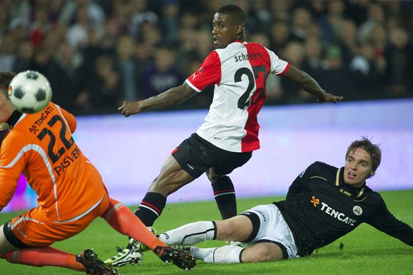Feyenoord wint eenvoudig in laatste thuiswedstrijd