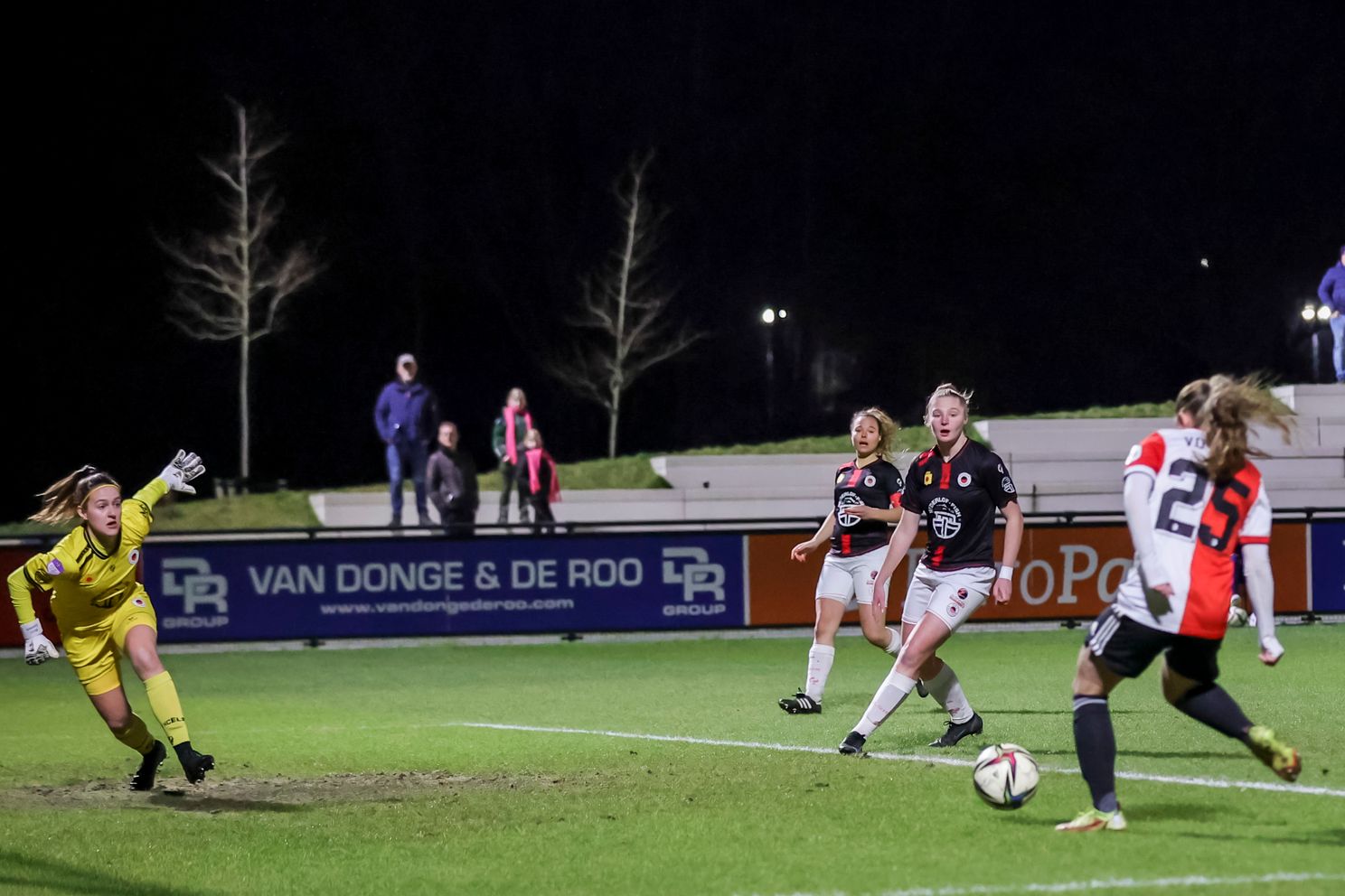 Feyenoord Vrouwen 1 wint tweede Rotterdamse stadsderby in extremis