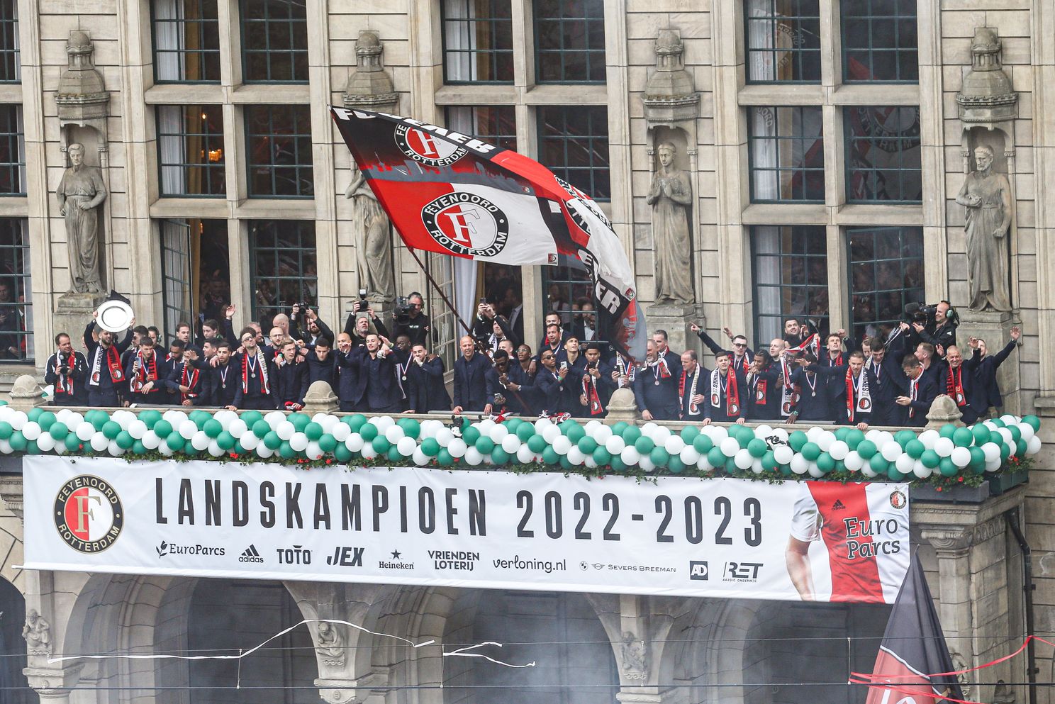 De beelden: Coolsingel wordt gek tijdens huldiging van Feyenoord