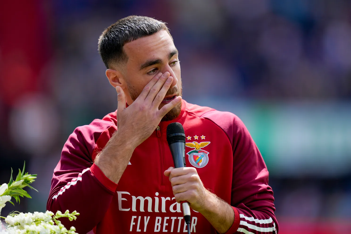 Supporters tonen prachtig spandoek voor Kökcü