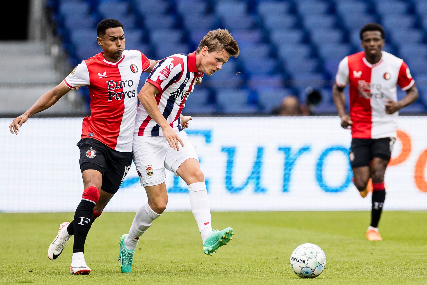 Feyenoord wint oefenwedstrijd; Ueda laat zich zien