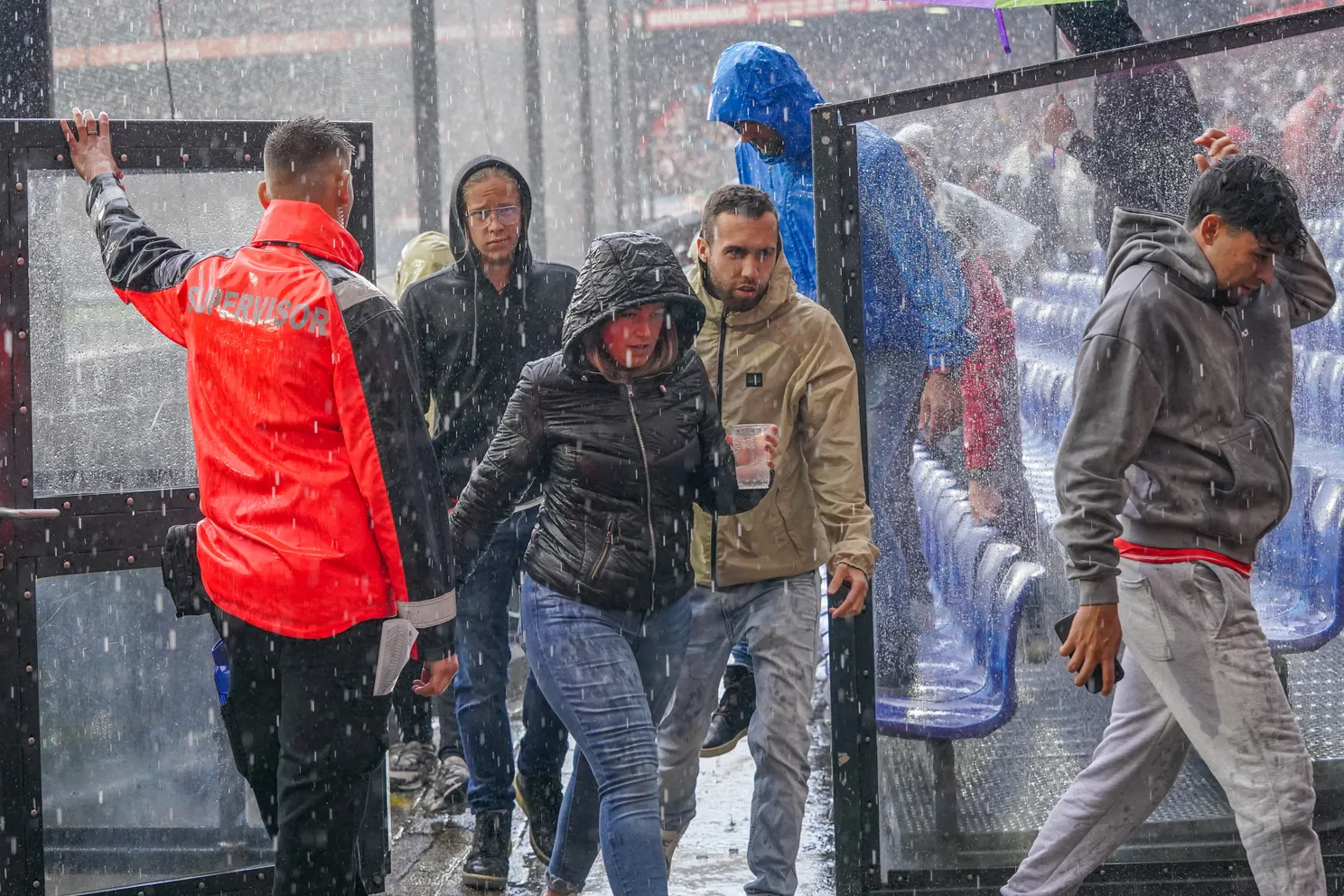 Duel van Feyenoord tijdelijk gestaakt vanwege noodweer
