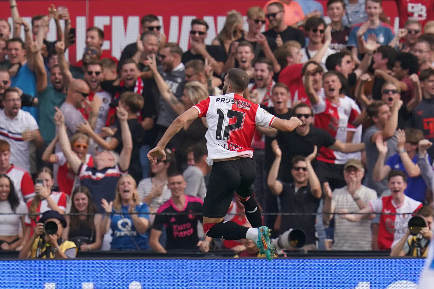 Feyenoord wint eenvoudig van Heerenveen en is klaar voor dinsdag
