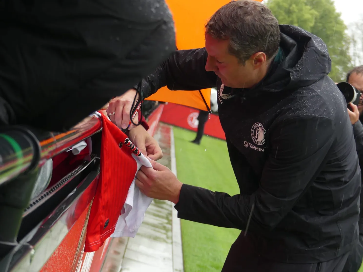 Priske maakt tijd voor supporters tijdens openbare training