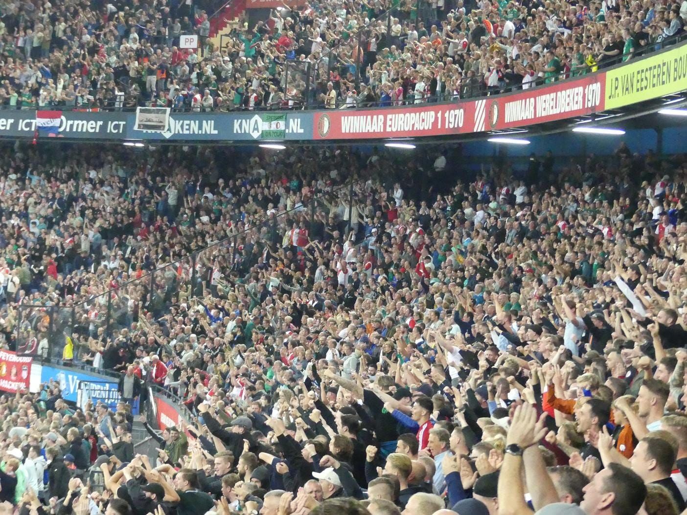 Feyenoord past de reclame-uitingen op de eerste en tweede ring aan