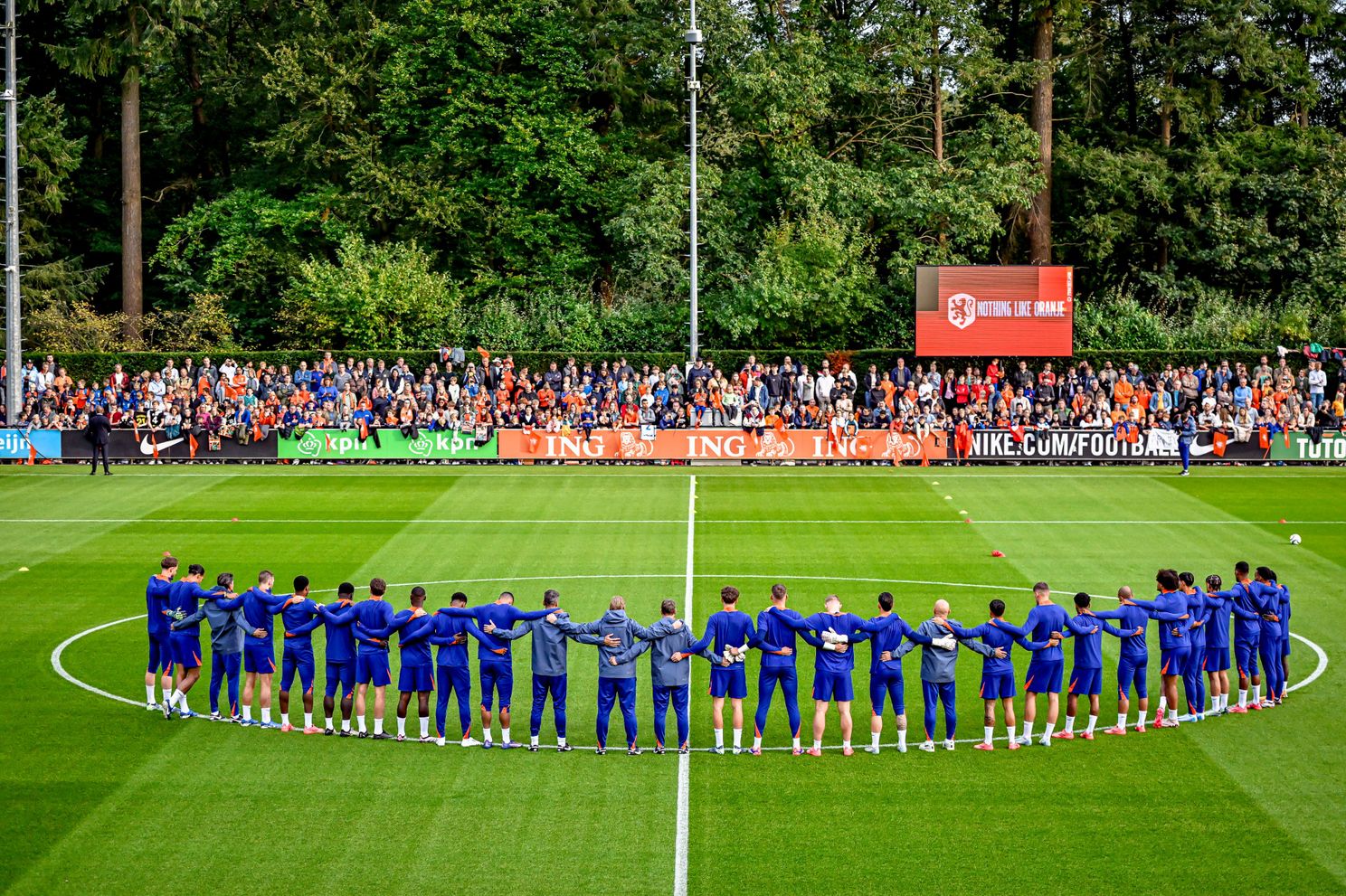 Minuut stilte voorafgaand aan uitwedstrijd Feyenoord tegen Go Ahead Eagles