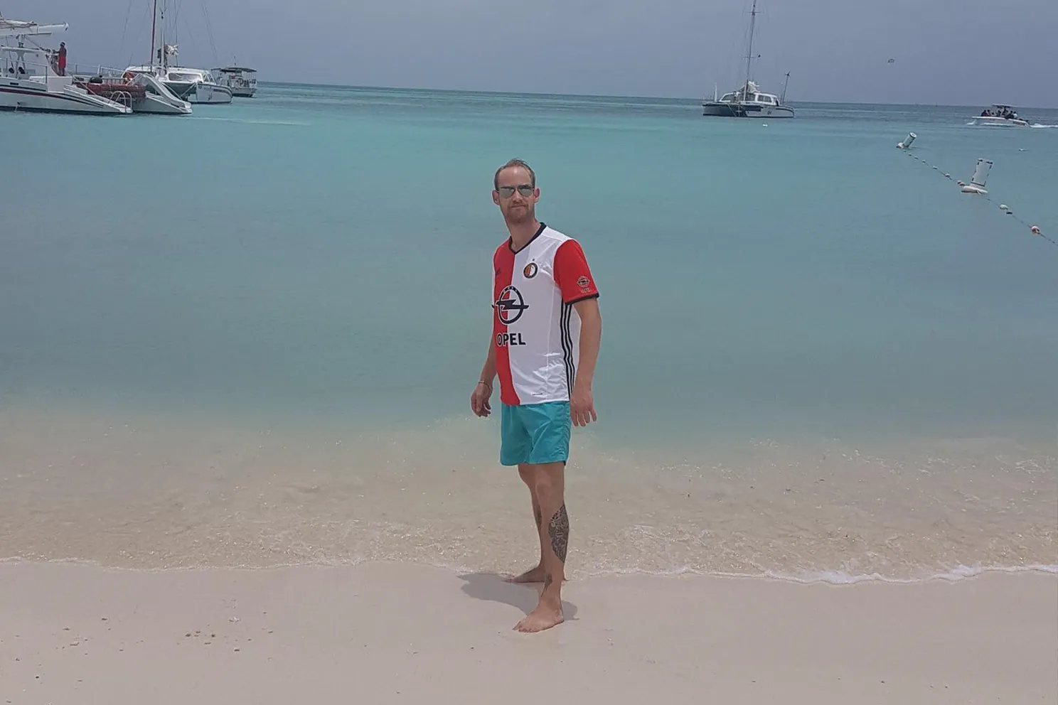 Feyenoorders zijn overal: Op de witte stranden met palmbomen op Aruba