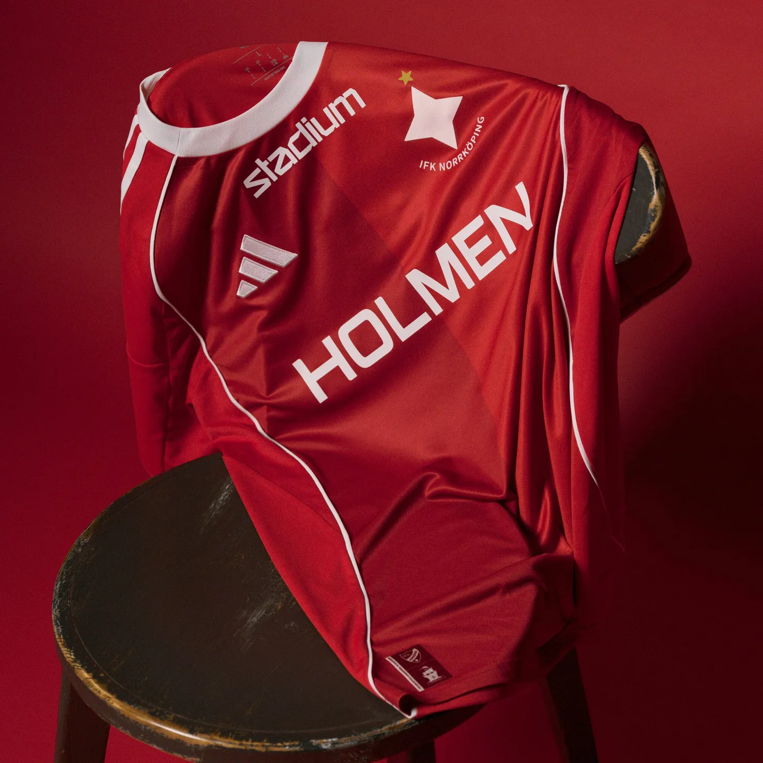 Zweedse voetbalclub eert Kindvall met speciaal shirt gebaseerd op Feyenoord