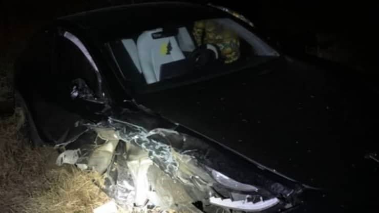 Tesla on autopilot crashes a police car