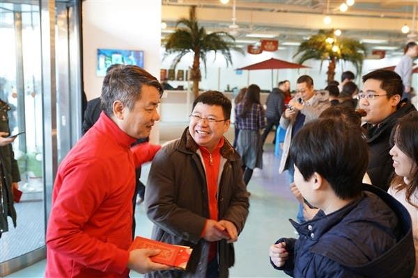 Xiaomi issues a red envelope to its employees to celebrate the Chinese New Year