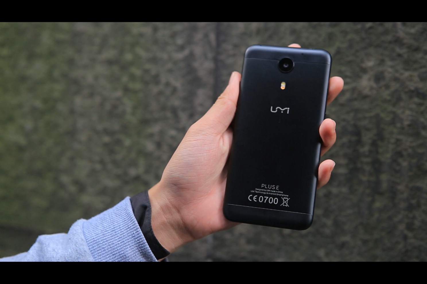 The Onyx Black UMi Plus E gets benchmarked (Video)
