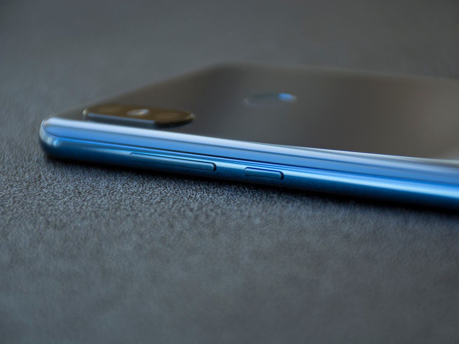 Second Bunch of Xiaomi Mi 8 as well as Blue & Gold Variant Went on Sale