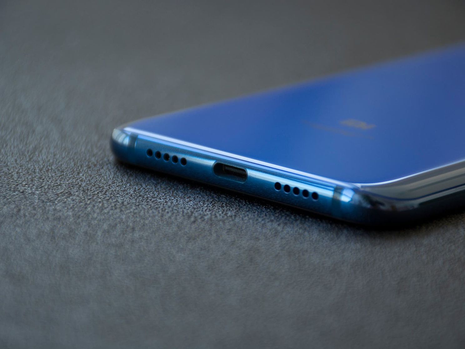 Second Bunch of Xiaomi Mi 8 as well as Blue & Gold Variant Went on Sale