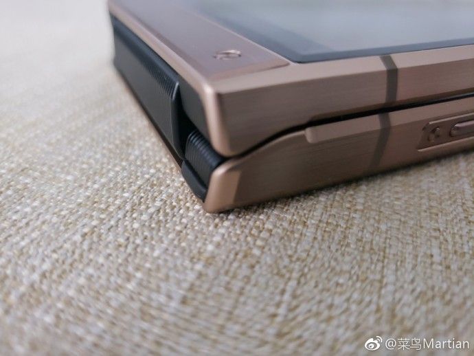 Samsung W2019 flagship flip-phone leaked in these images