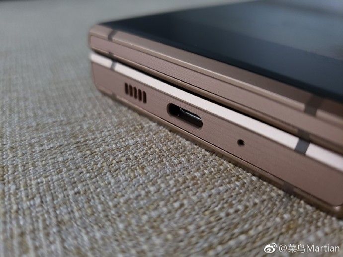 Samsung W2019 flagship flip-phone leaked in these images