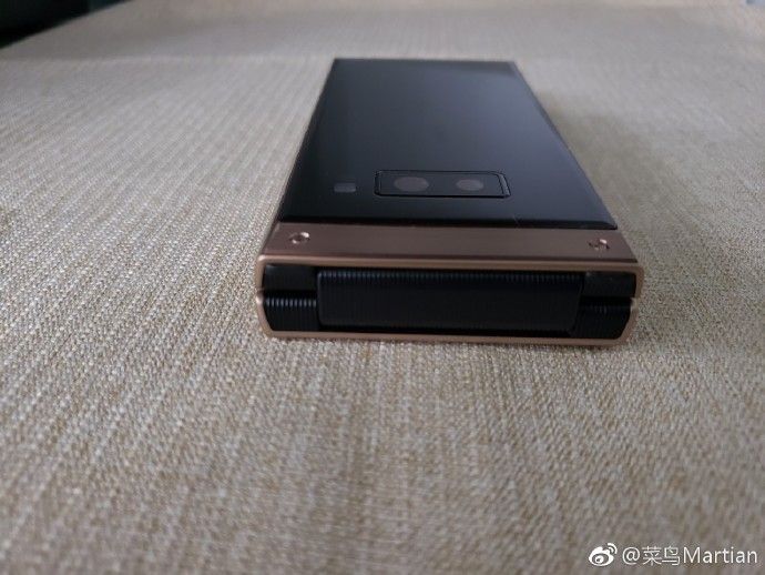Samsung W2019 flagship flip-phone leaked in these images