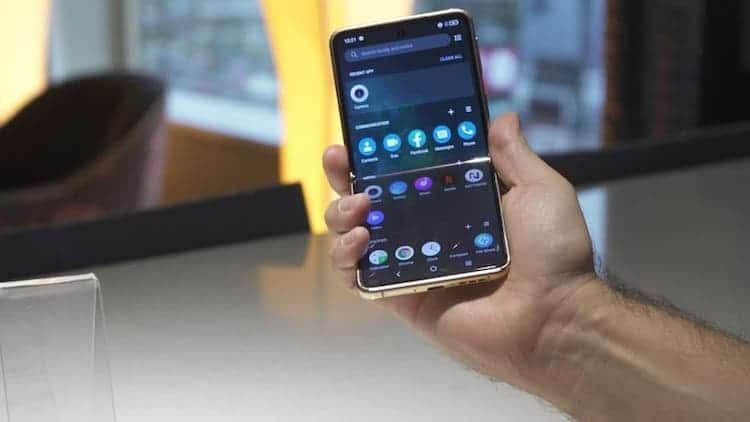 TCL unveils a foldable clamshell smartphone for $ 600