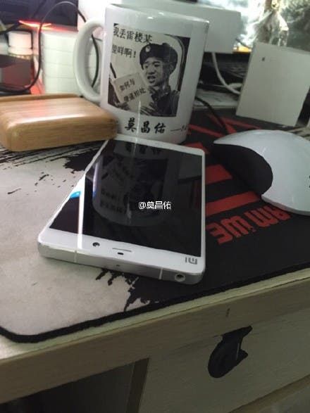 Leaked photo shows Xiaomi Mi5 with curved display