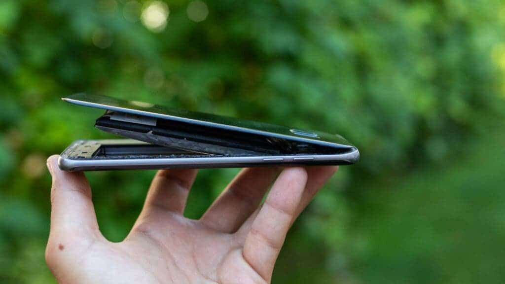 Samsung says it knew about battery bulging in Galaxy phones