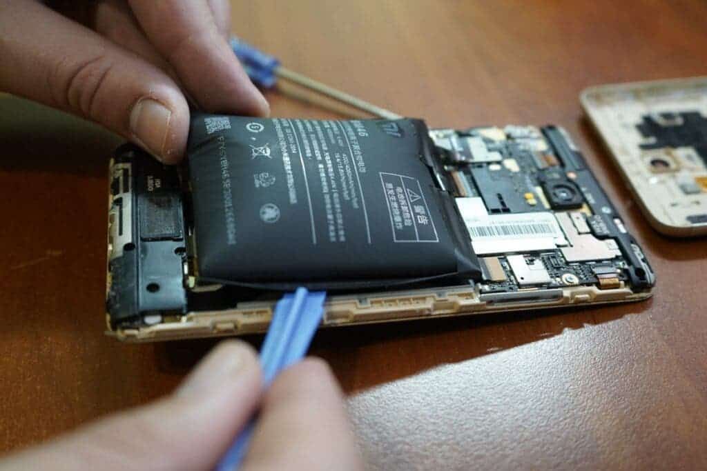 Samsung says it knew about battery bulging in Galaxy phones