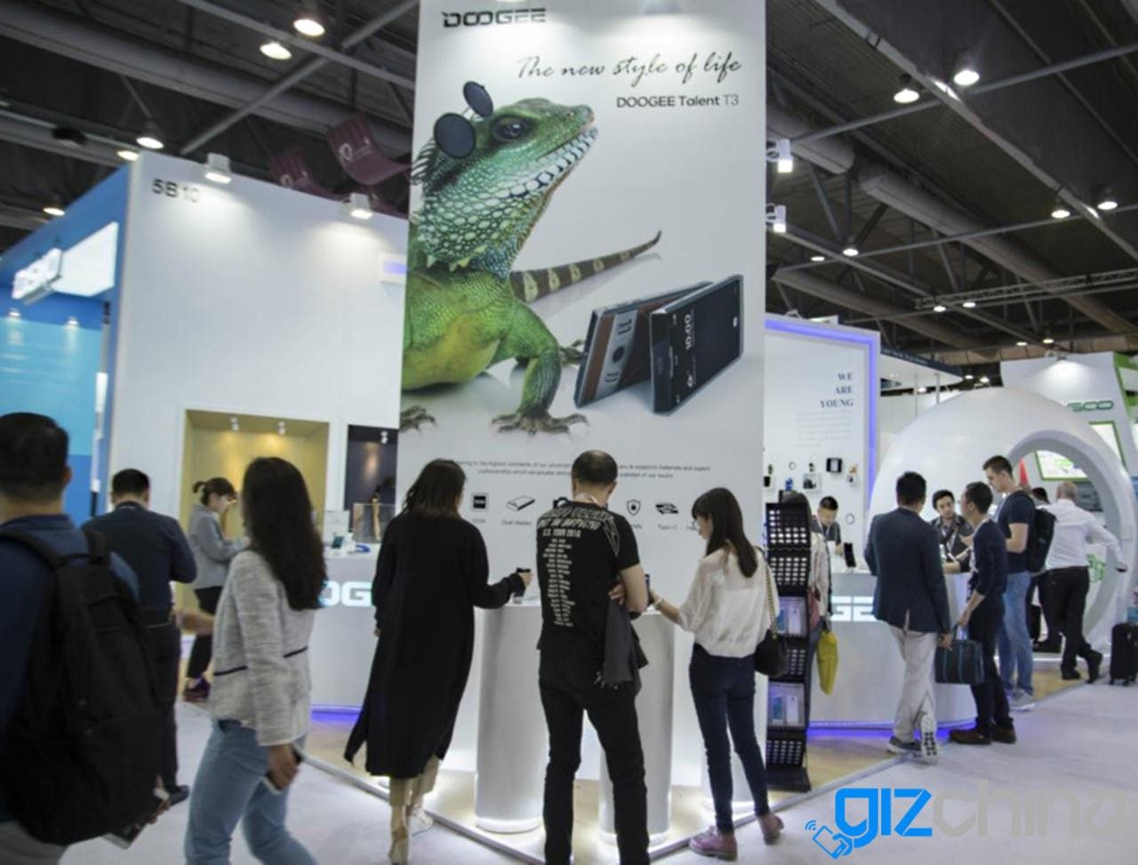 Doogee T3 with secondary display on the top