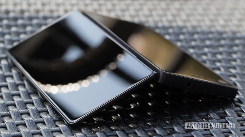 ZTE Axon M Foldable Phone with Two Displays Appears in Real Photos