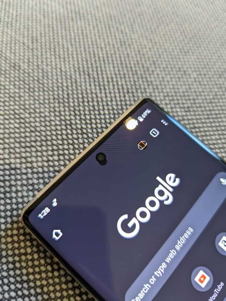 Google Pixel 6 Pro bug abnormally increases the size of the punch-hole