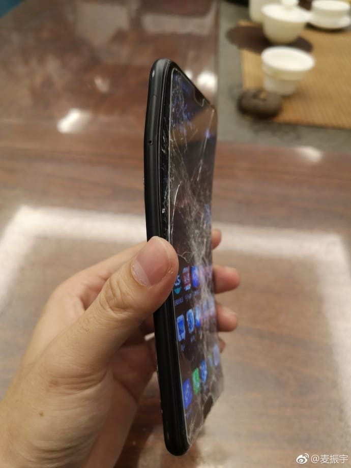 Huawei P20 "survives" massive fall