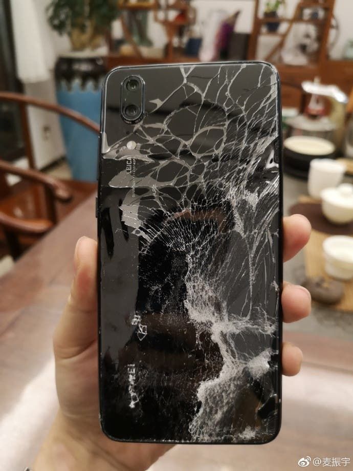 Huawei P20 "survives" massive fall