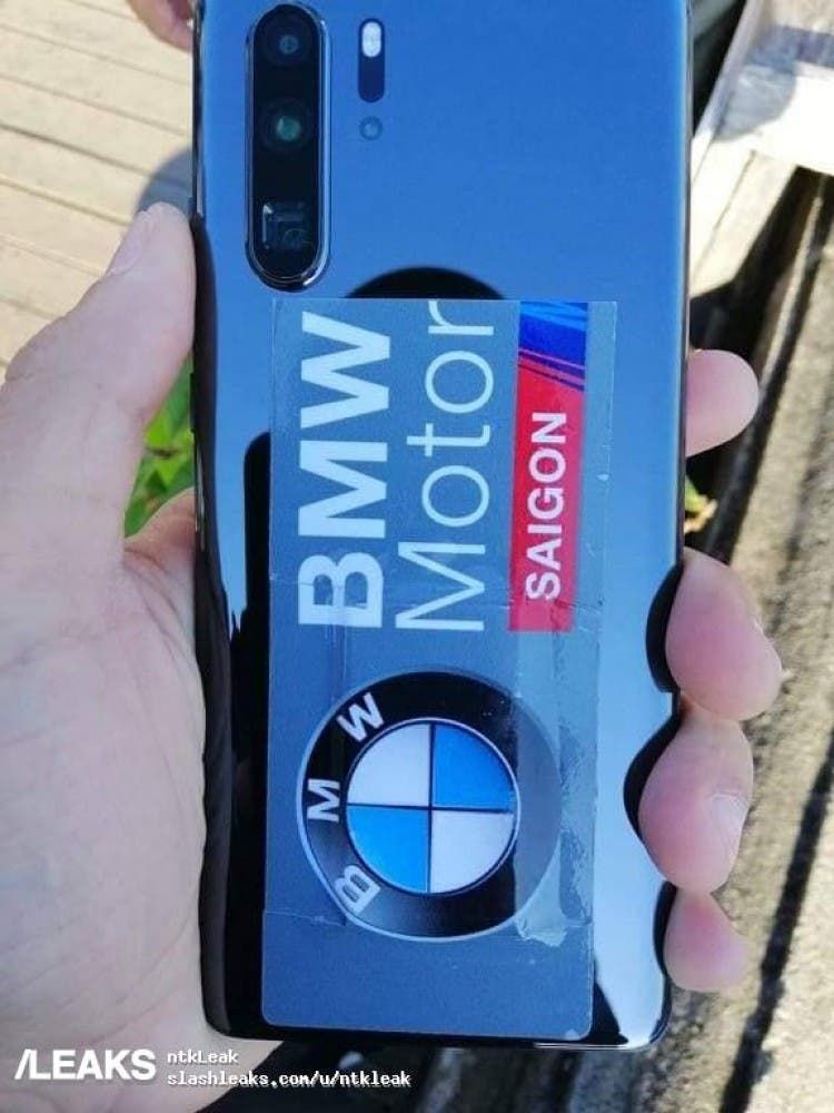 Another hands-on image of Huawei P30 Pro appears online