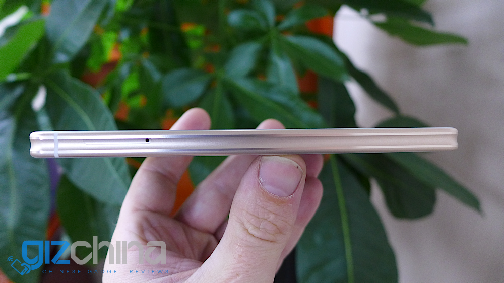 Siswoo R9 Darkmoon hands on, beautifully made dual screen phone