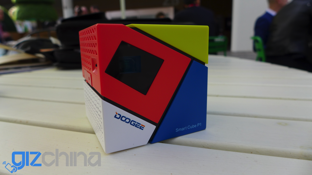 MWC 2016: Doogee P1 Projector hands on