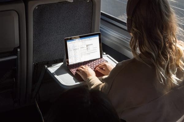 Microsoft Surface Go 4G version released for $679