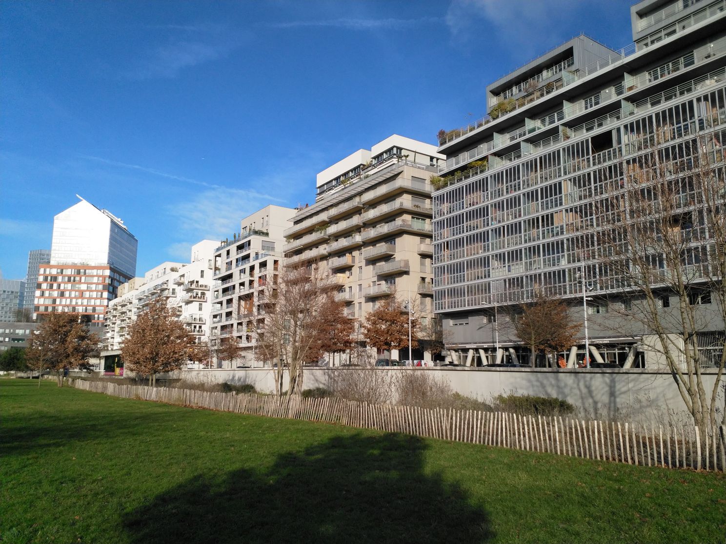 Nokia 8 images show good white balance in bright light, but the level of detail is low and noise is very noticeable in areas of plain colour.