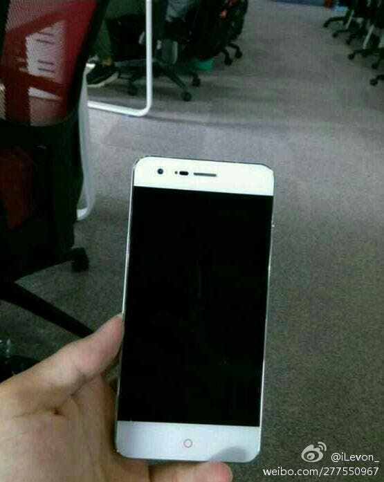 Leaked photos show either Nubia Z9 or JingDong’s bezel-less phone
