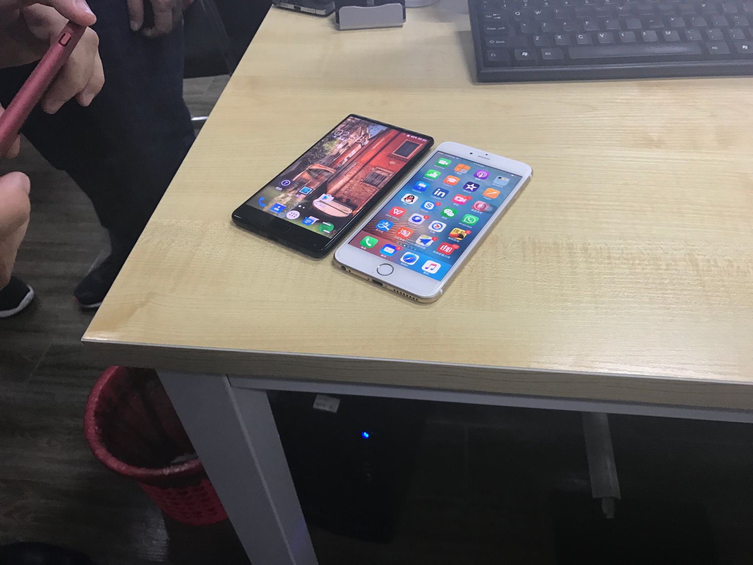 Tri-bezel-less Elephone S8 with 6.0-inch display hides under an iPhone 6 Plus
