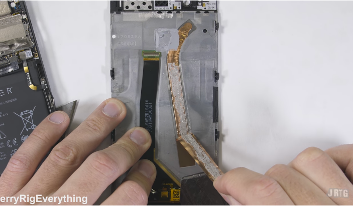 Razer Phone Teardown Video: Massive Heat Pipe & Tiny Vibrator