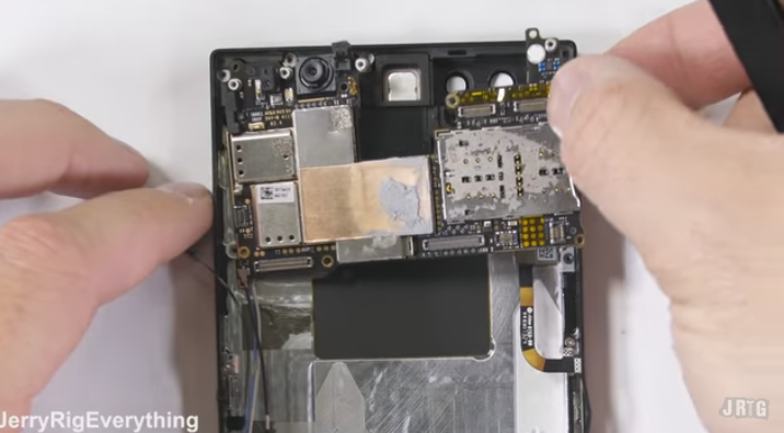 Razer Phone Teardown Video: Massive Heat Pipe & Tiny Vibrator