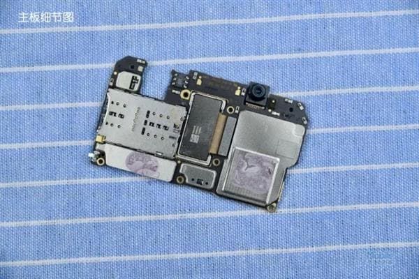 Huawei Mate 10 Tear Down: Look Inside of the 1st Phone With AI Chip