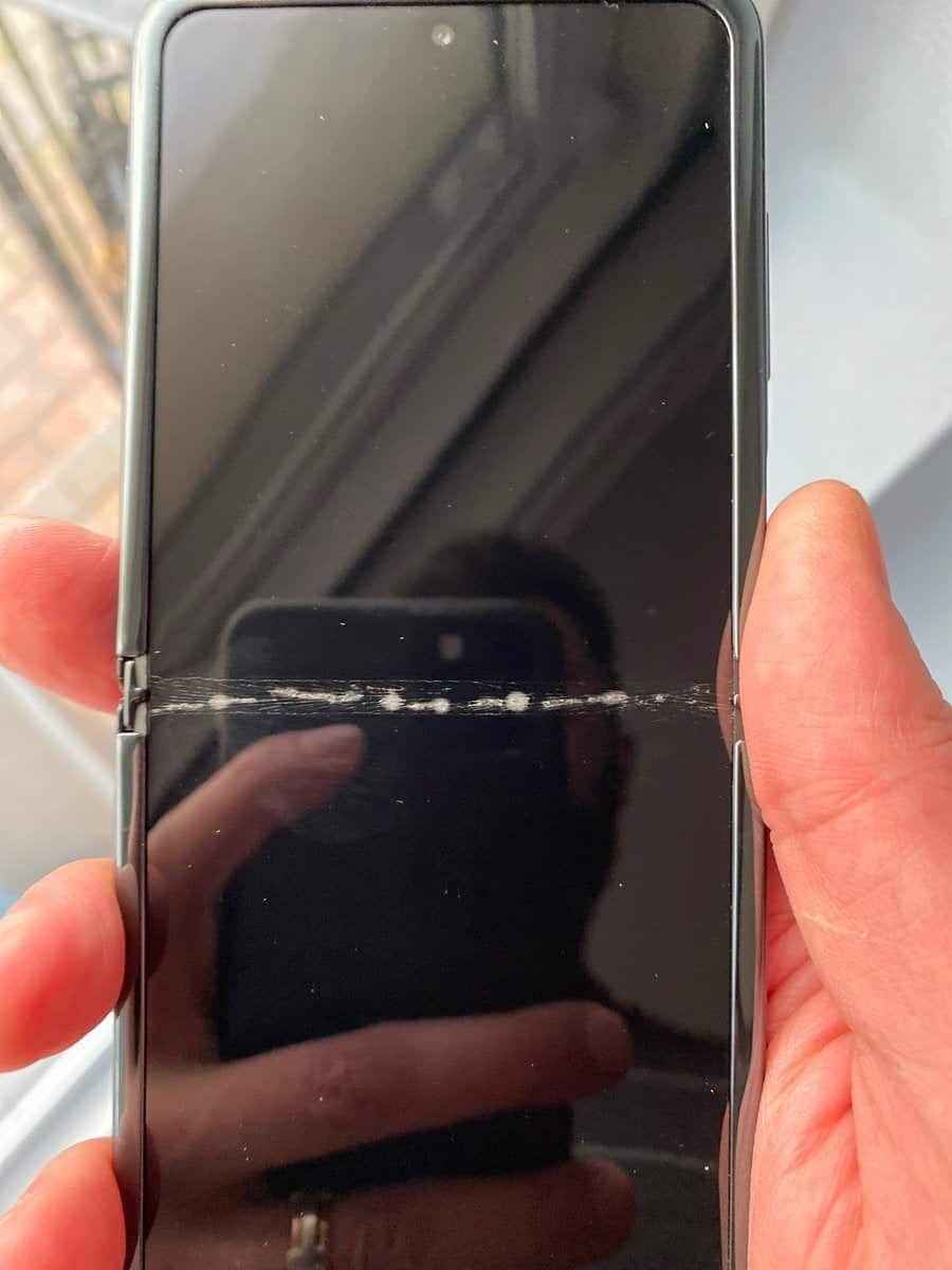 First look at a defective Samsung Galaxy Z Flip - It "cracked" as user flipped the phone