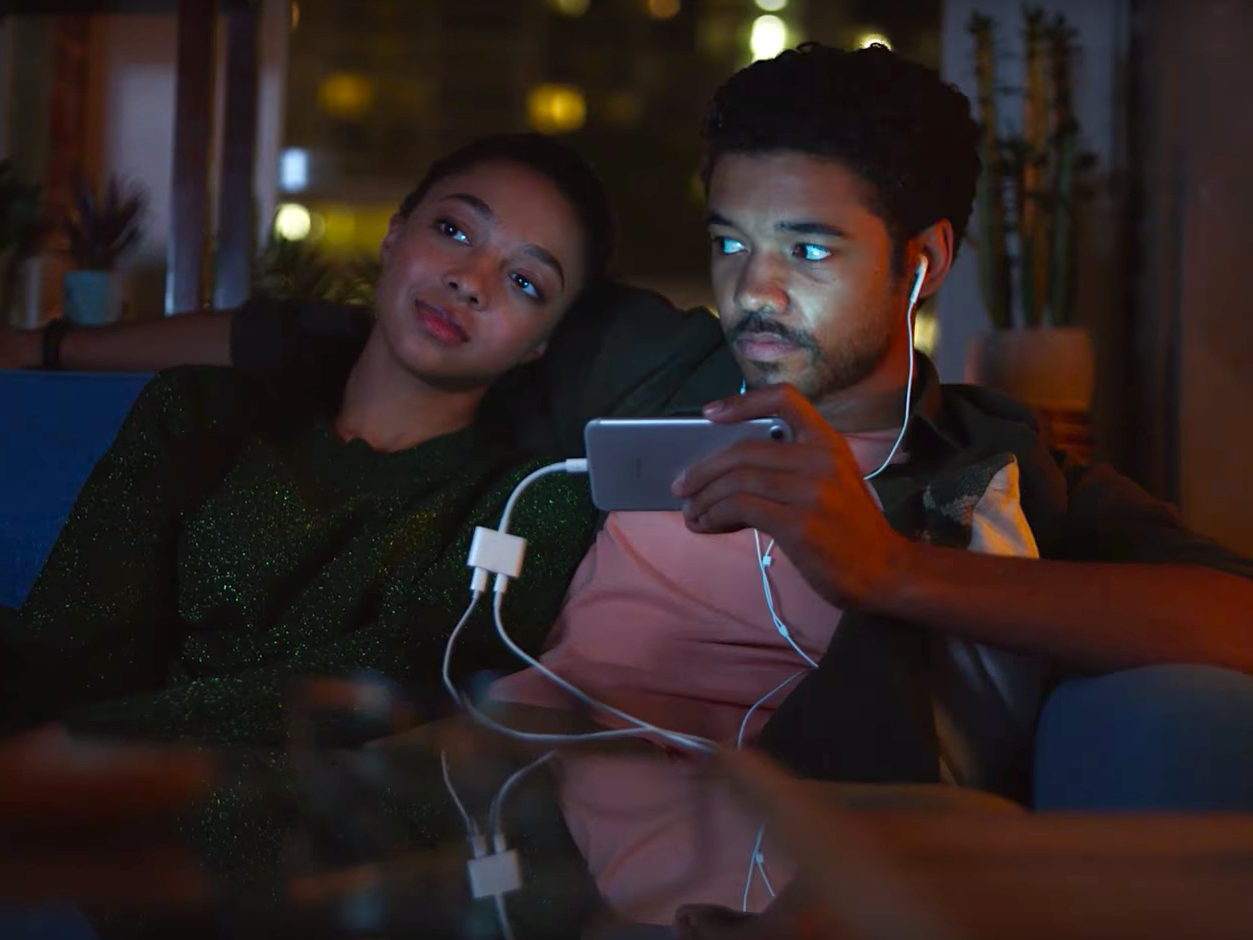 Samsung quietly deletes ad that trolls Apple