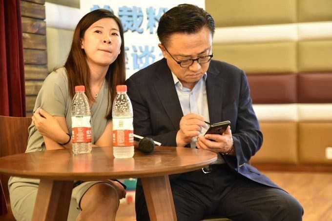 Samsung CEO spotted using a supposed Galaxy Note 9 in Public
