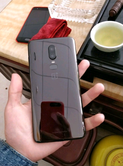 OnePlus 6 leaked with woodgrain finish
