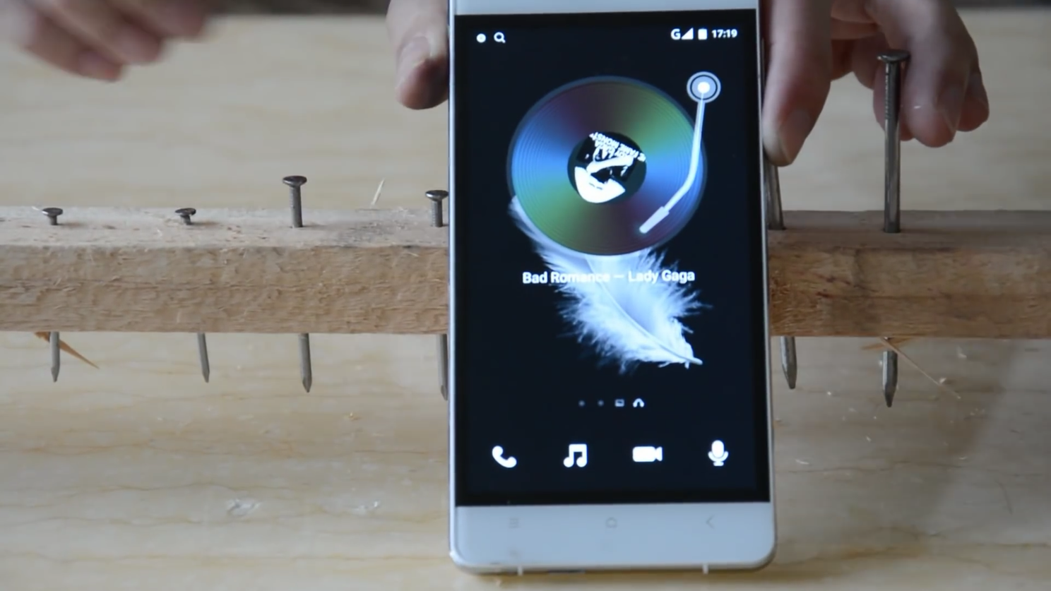 Oukitel K4000 nails it in the second challenge, hammers into wood