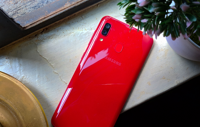 Samsung Galaxy A10 and A20 get gold color treatment in India