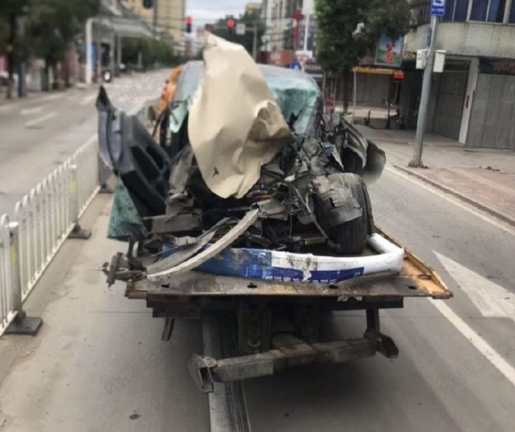 A Tesla lost control in China: Kills two and injures three