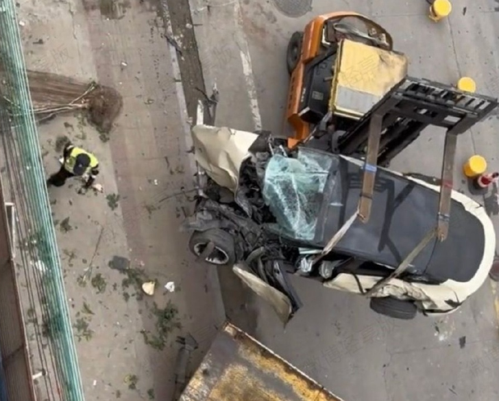A Tesla lost control in China: Kills two and injures three