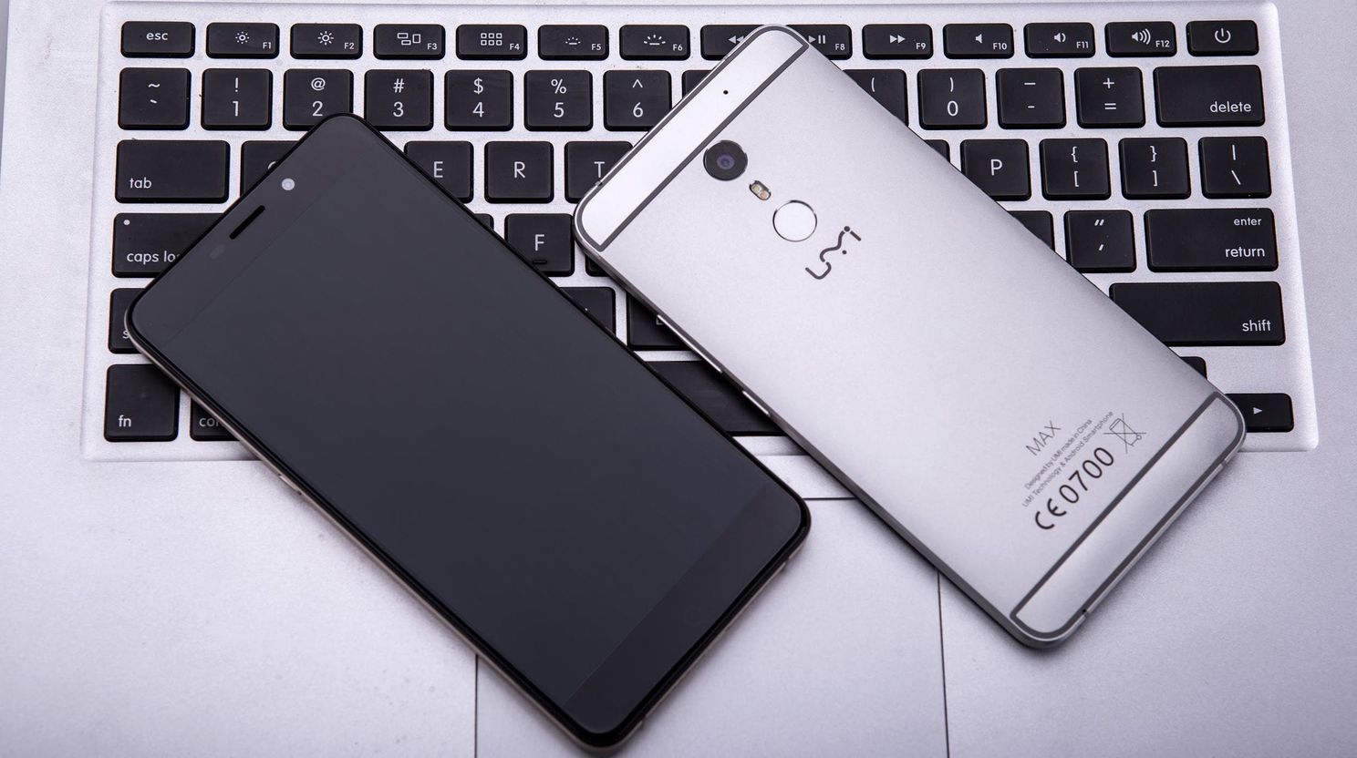 Can you see some similarities between the UMI Max and iPhone devices?