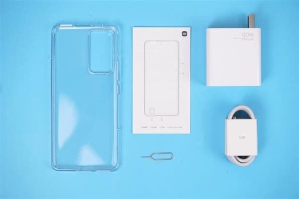 Unboxing of the Xiaomi 12 Pro showing all the accessories of this smartphone